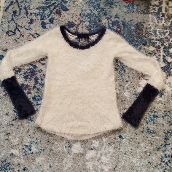 Chaser Fuzzy Eyelash Open Back Sweater - XS - Picture 5 of 6